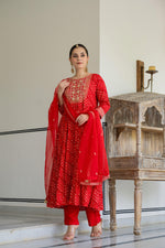 Load image into Gallery viewer, Red bandhani kurta set with embroidery work
