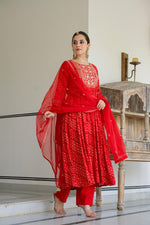 Load image into Gallery viewer, Red bandhani kurta set with embroidery work
