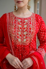 Load image into Gallery viewer, Red bandhani kurta set with embroidery work
