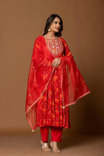 Load image into Gallery viewer, Red bandhani kurta set with embroidery work
