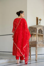Load image into Gallery viewer, Red bandhani kurta set with embroidery work
