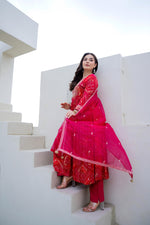 Load image into Gallery viewer, Pink bandhani kurta set with embroidery work
