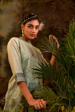Load image into Gallery viewer, Green chanderi kurta set with embroidery work
