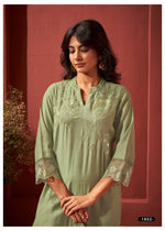 Load image into Gallery viewer, Green pure viscose kurta set with organza dupatta
