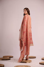 Load image into Gallery viewer, Peach pure muslin kurta set with dupatta
