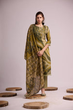 Load image into Gallery viewer, Jungle green pure muslin digital print kurta set with dupatta
