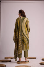 Load image into Gallery viewer, Jungle green pure muslin digital print kurta set with dupatta
